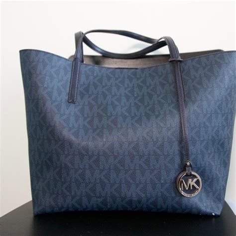 michael kors hayley signature large tote|Hayley Large Top.